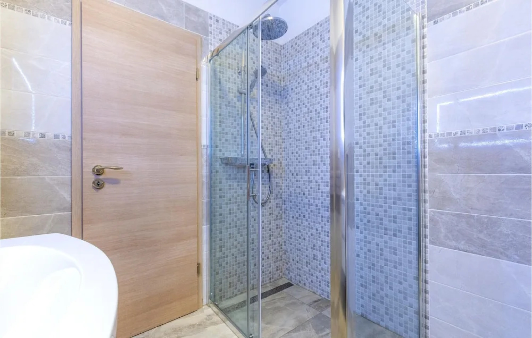 Stunning Home in Srinjine With Wifi and 4 Bedrooms