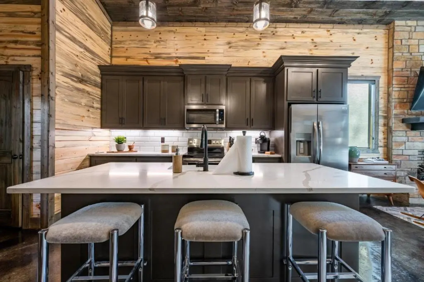 Vacana Offline Cabin, Covered Back Deck, HotTub, FirePit, Pet Friendly