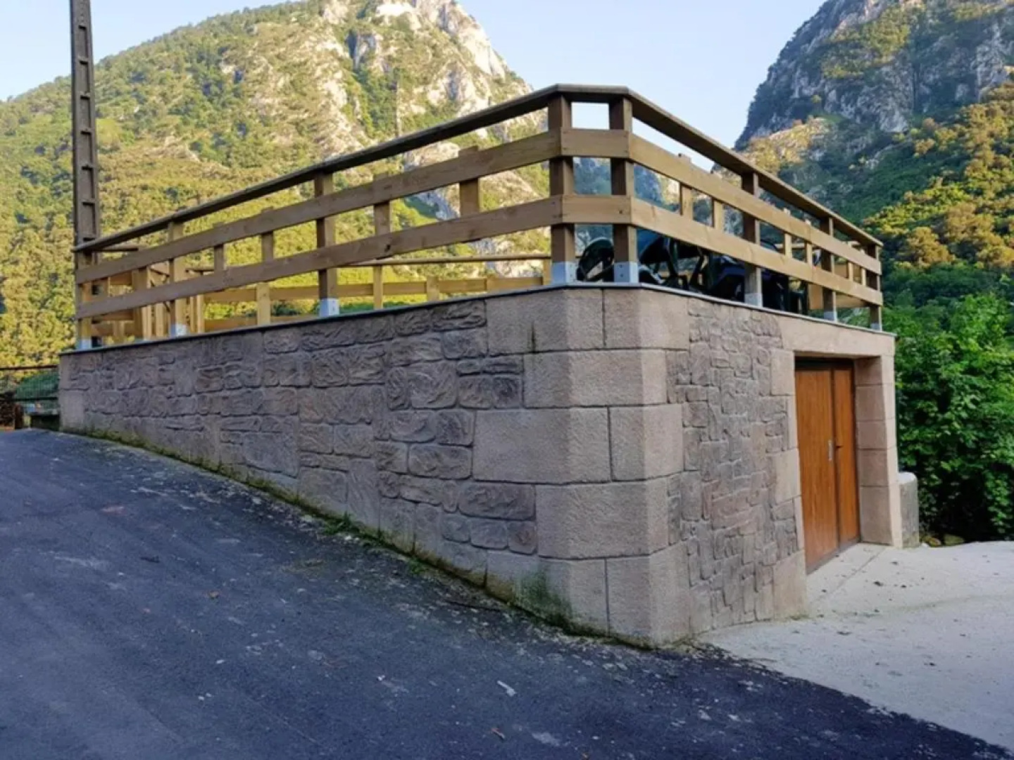 House with 3 bedrooms in Trescares with wonderful mountain view and enclosed garden 20 km from the beach