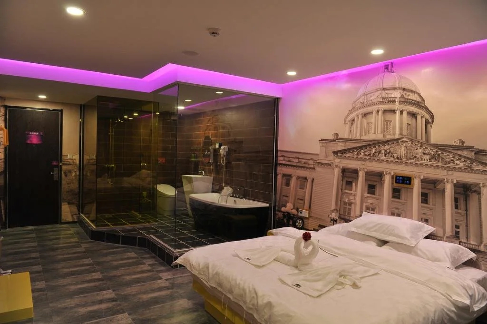 Eaka Hotel