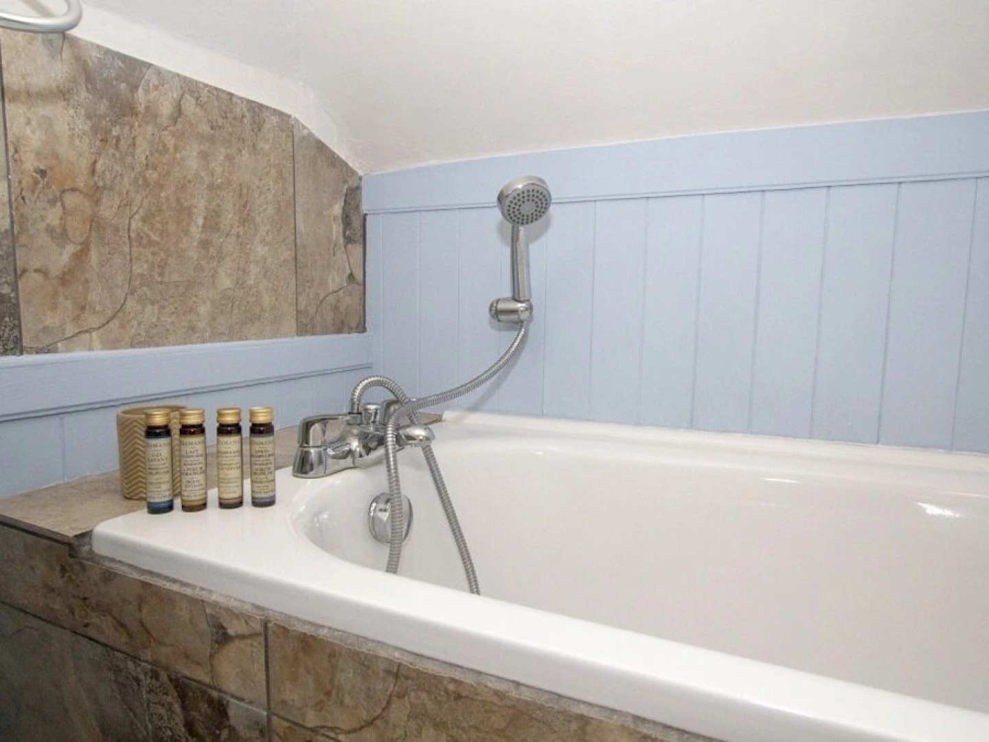 Cliff House B&B & The Moorings Apartments - Guest house