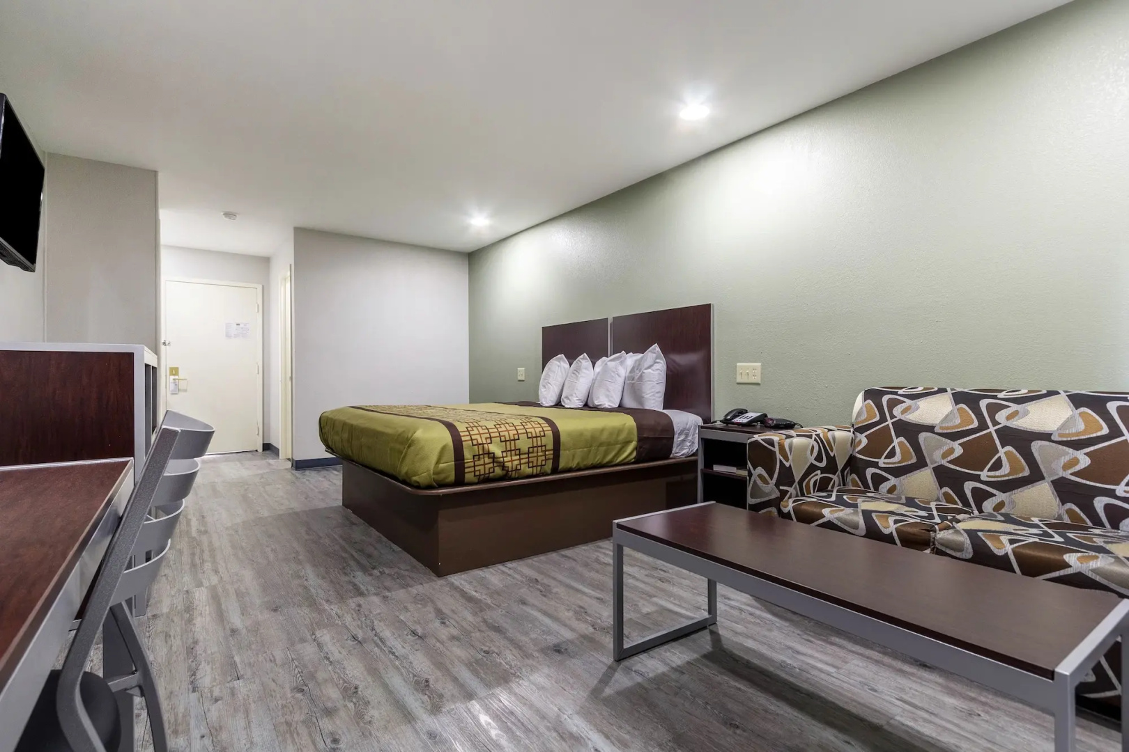 Scottish Inn and Suites