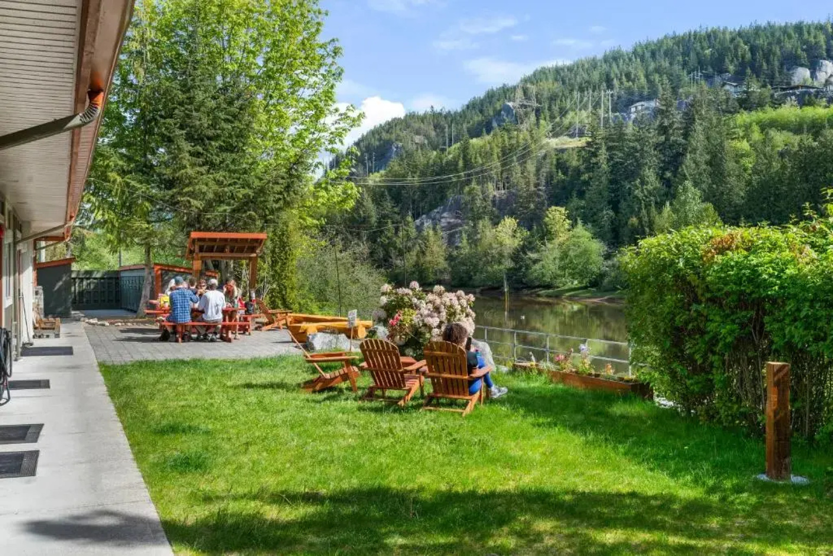 Squamish Adventure Inn & Hostel