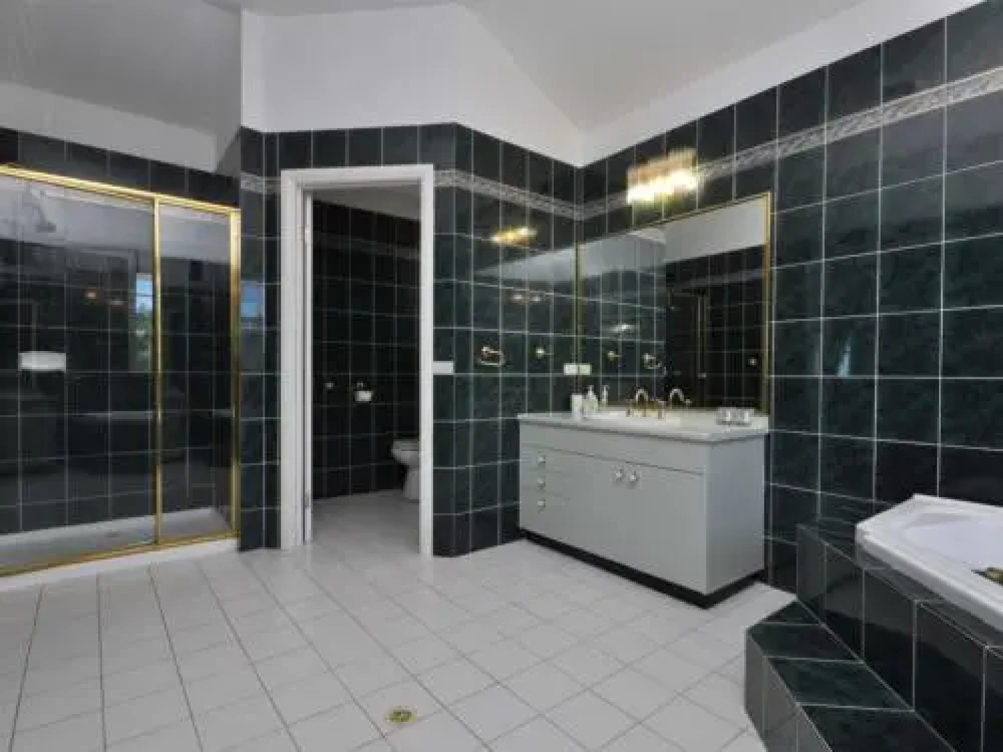 Beggars Bridge Vineyard Homestead w/ pool + wifi + tennis + vineyard