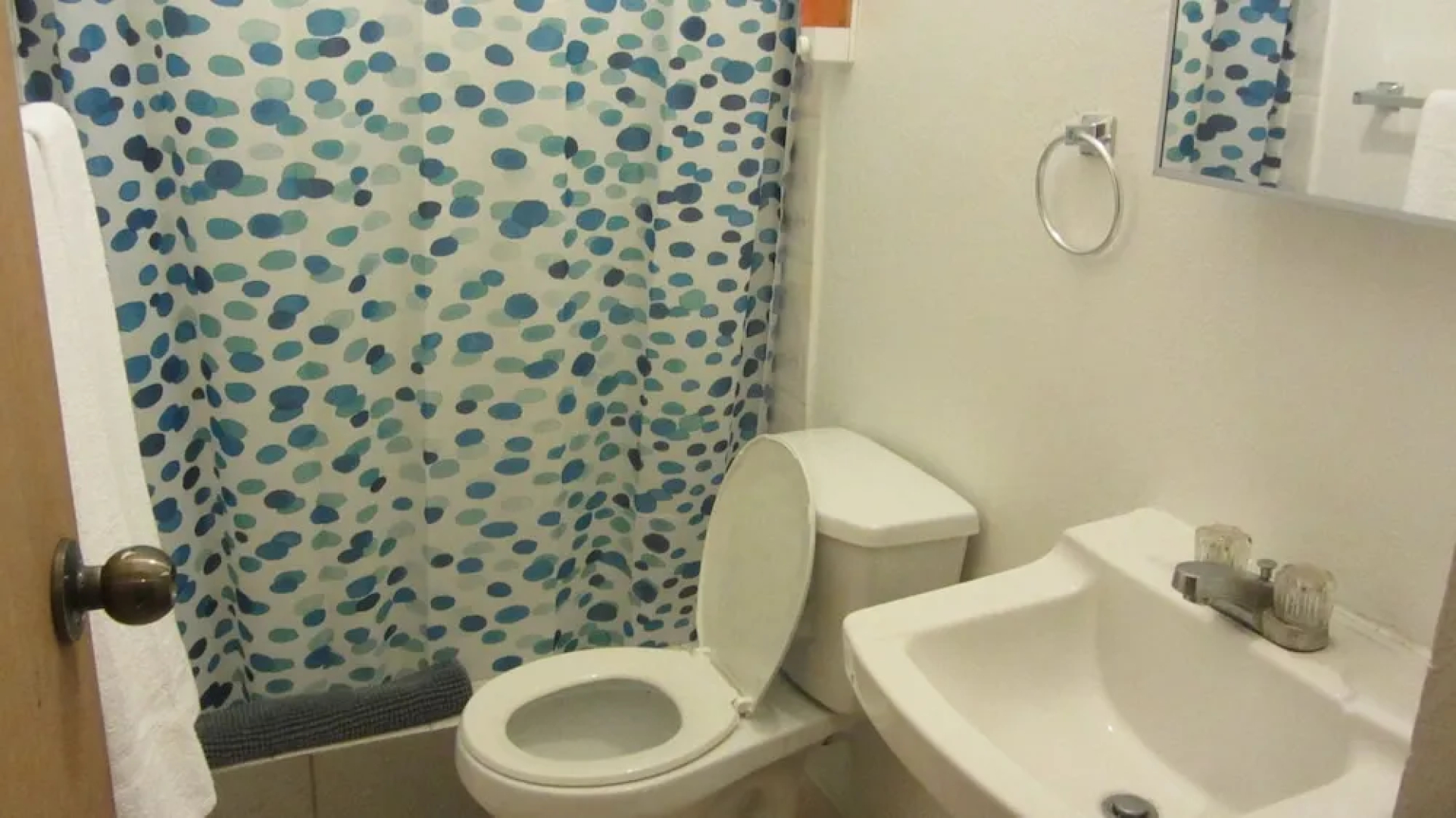 Henry's GuestHouse - Hostel