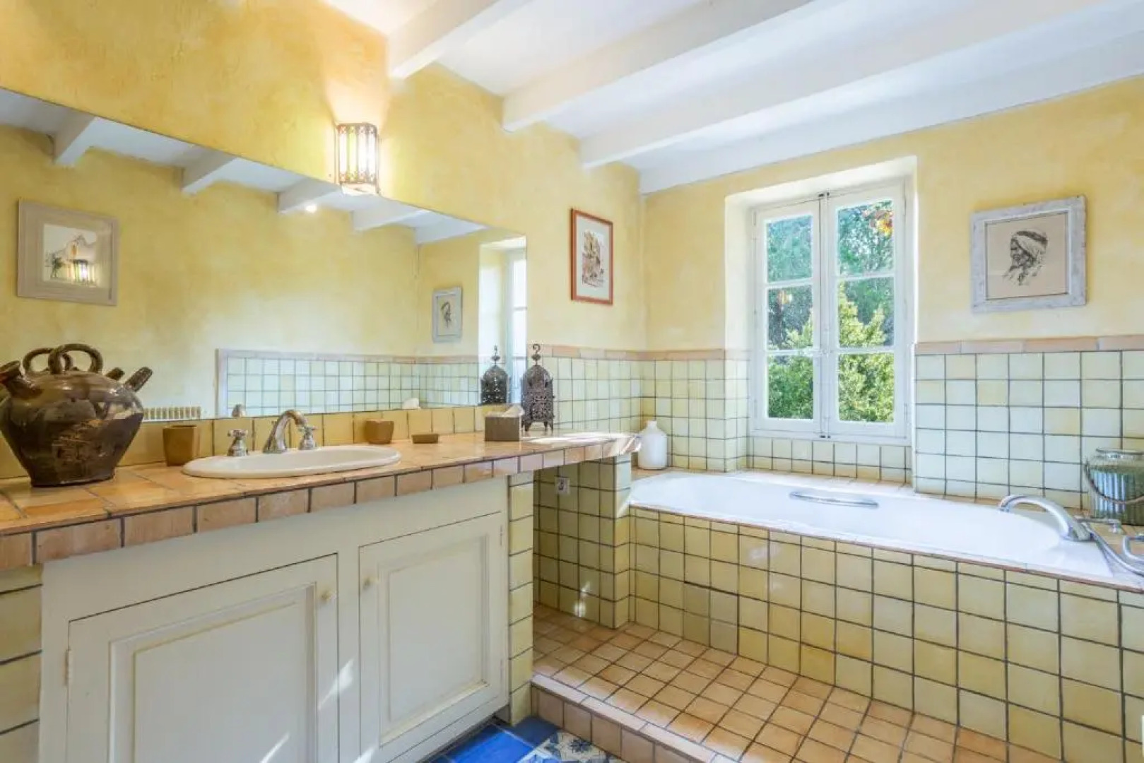 Superbe Mas Provençal 600m2 avec une Superbe Piscine Chauffée et très grand jardin 9000m2, situé au cœur du Luberon en campagne proche de L'Isle sur la Sorgue, 12 personnes, LS2-17 FIGNOULADO