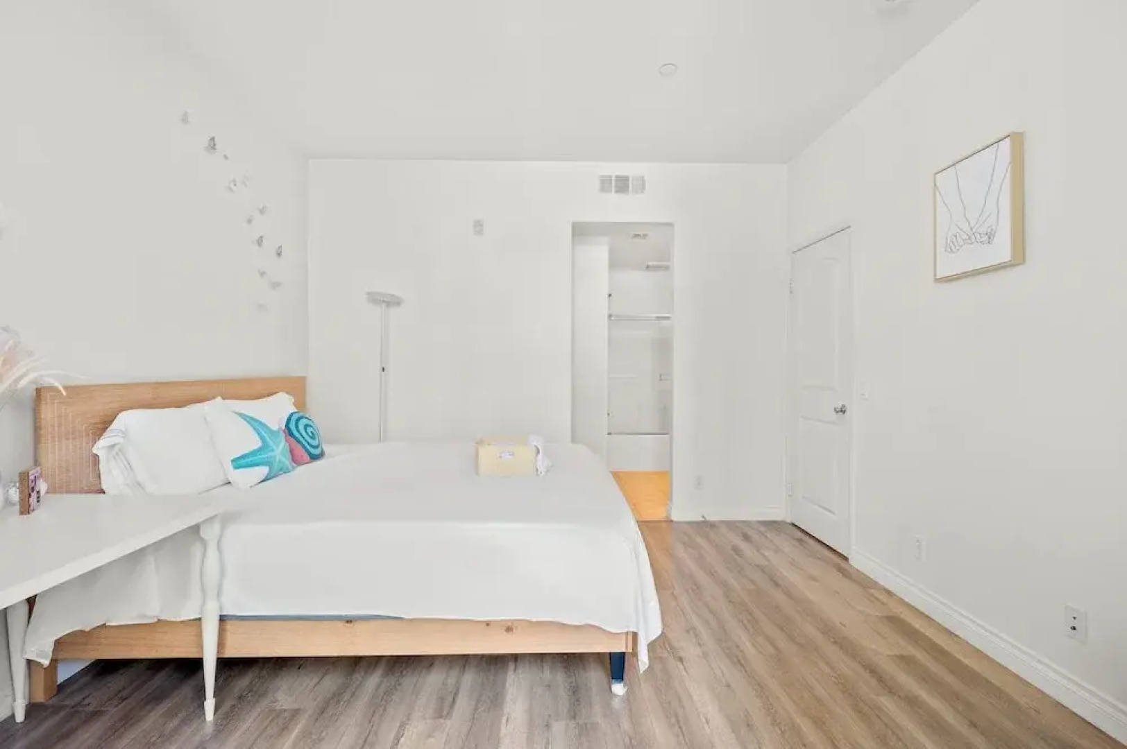 Private Entry Suite w Patio Bath Kitchenette