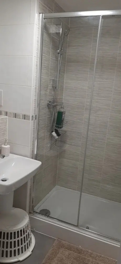 Modern Apartment Minutes From Central London, UK