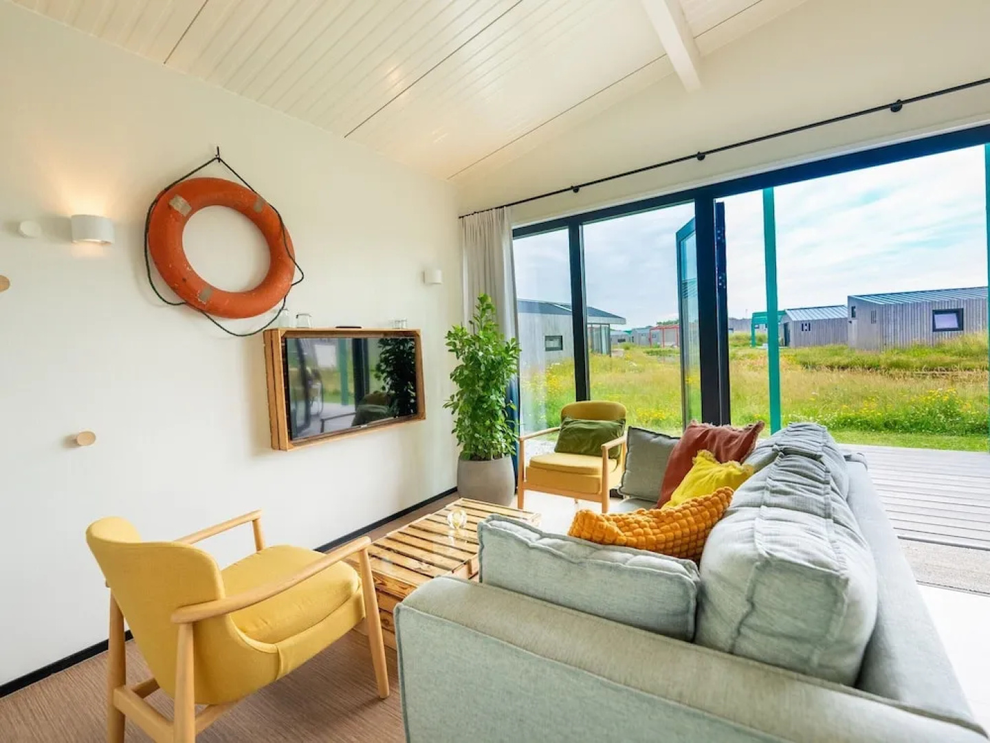 Luxury Lodge, 2 Bathrooms, Near the Sea