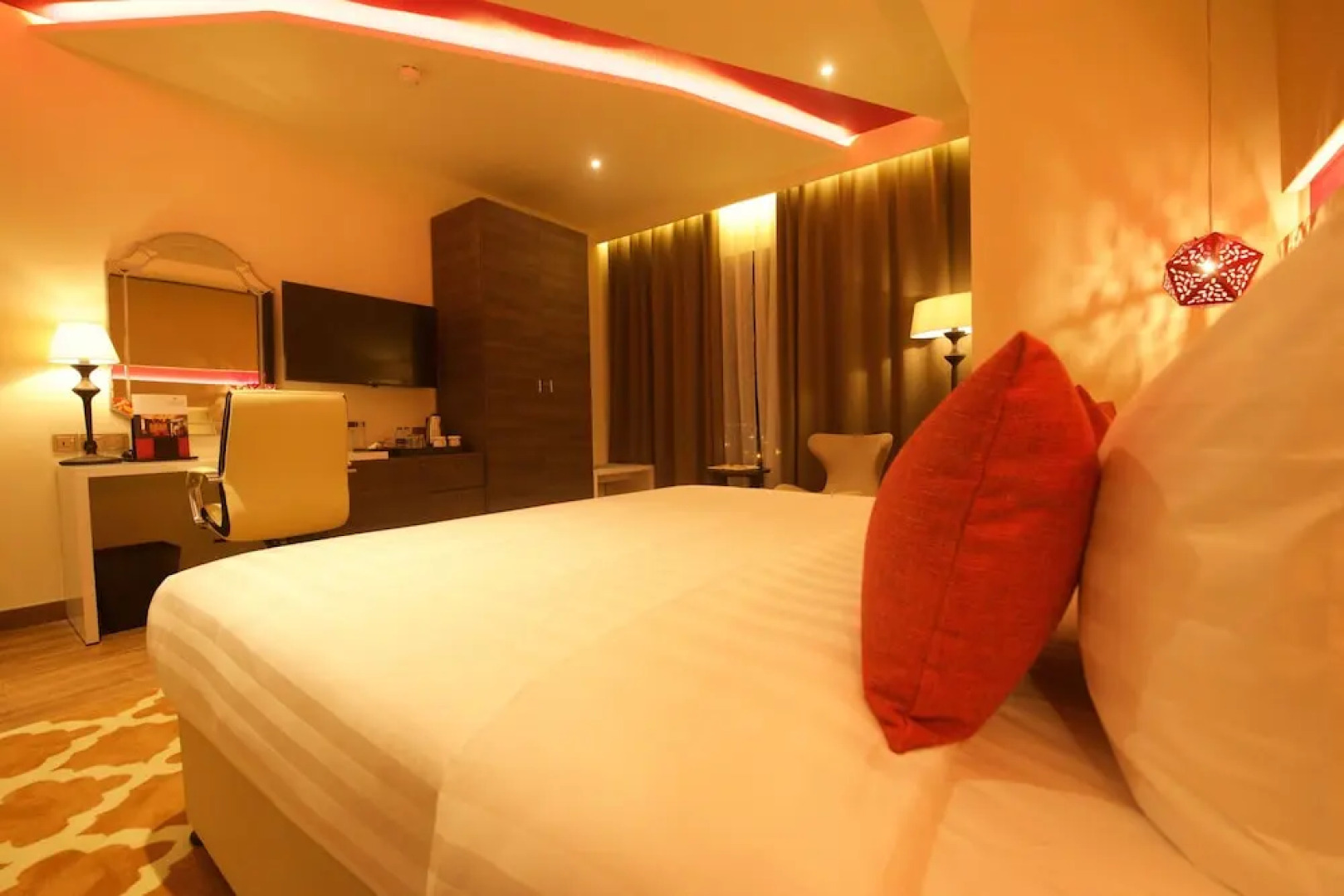 Carnelian Glory Bower Hotels