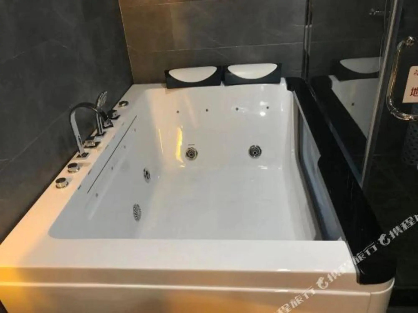 Qianshan Xinan Film Light Luxury Hotel