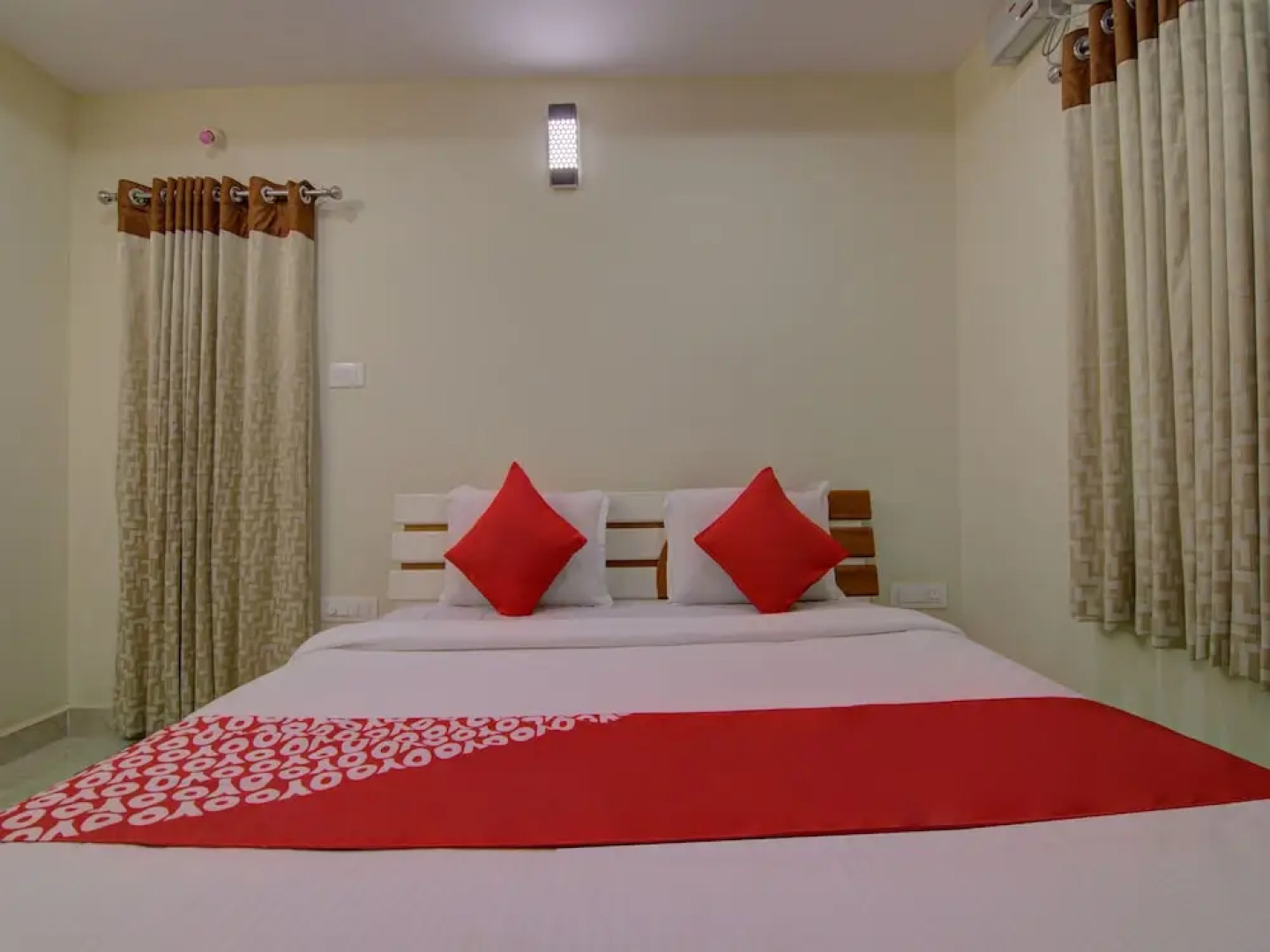 OYO 15838 Pramukh Palace