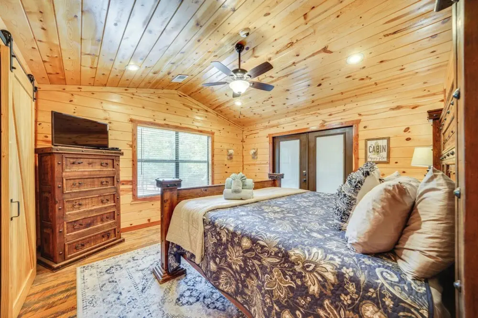 Cabin w/ Hot Tub & Wraparound Deck in Broken Bow!