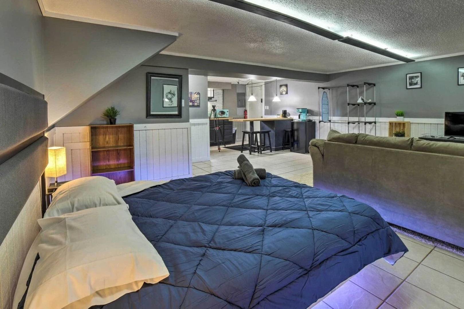 Portage Studio: 11 Miles to Indiana Dunes!