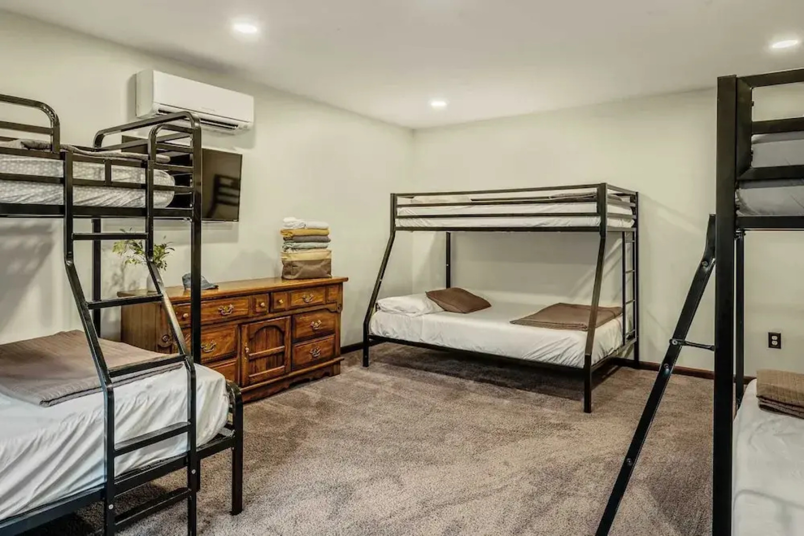 Sky View Chalet by Avantstay Stunning Interior, Spacious Deck, Hot Tub, & View