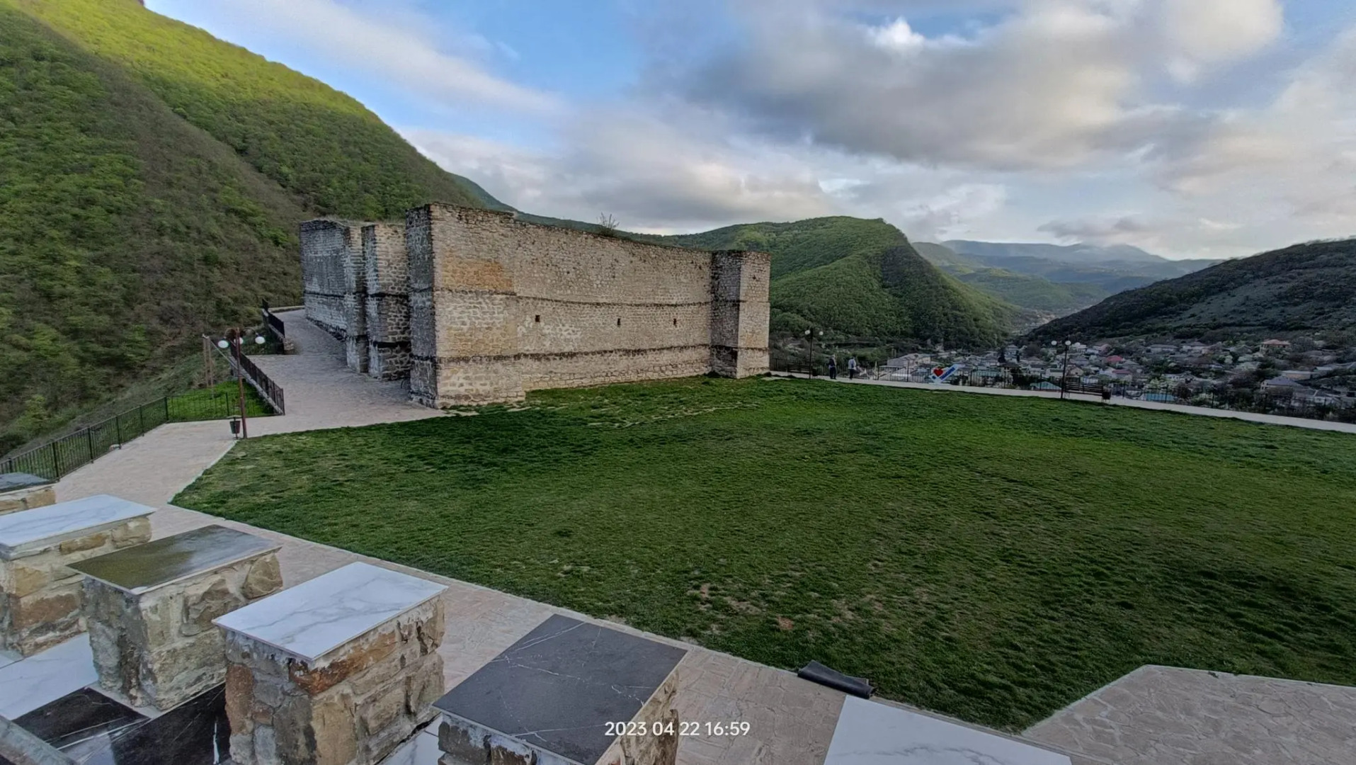 Коттеджи на Крепости семи братьев и одной сестры в Хучни