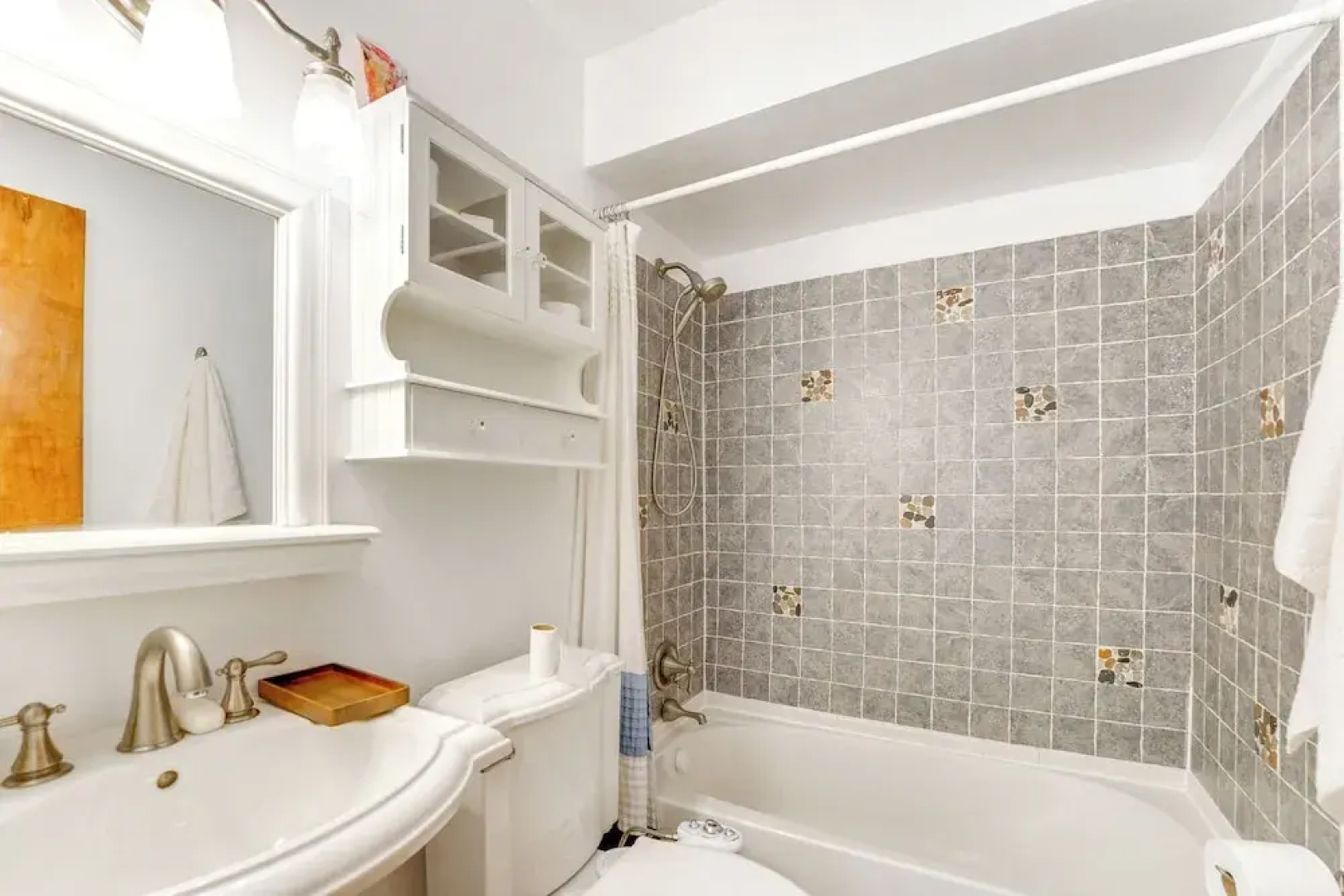 13 Mi to Downtown Detroit: Bright Home