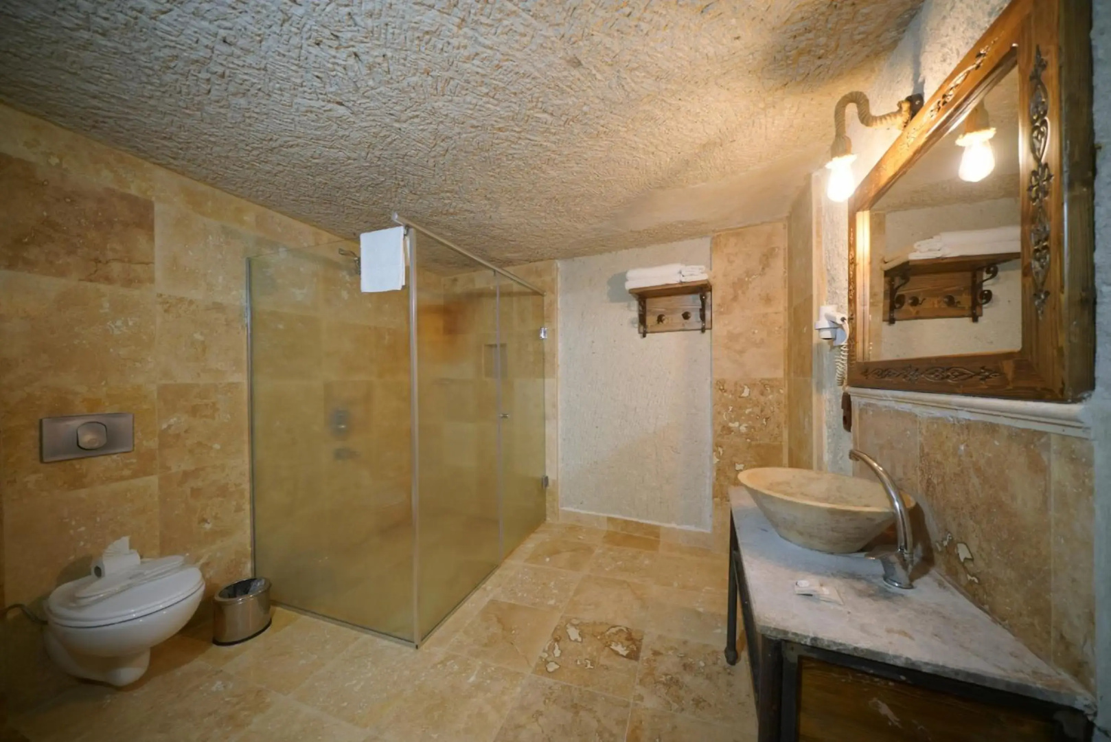 Elite Cave Suites