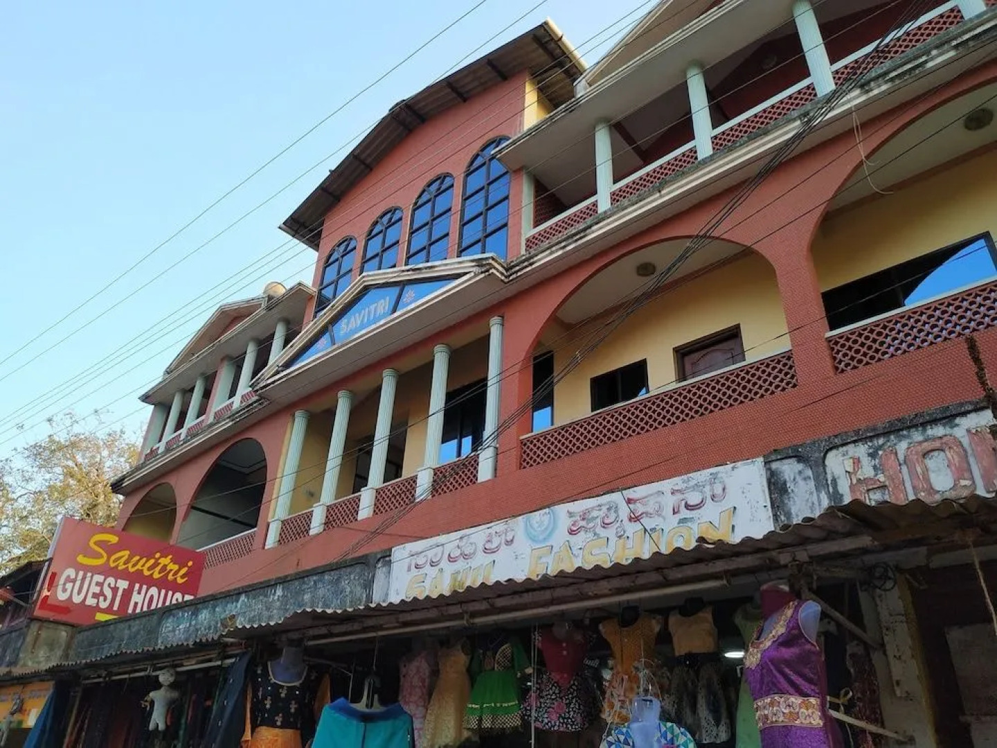 Iroomz Savitri Guest House