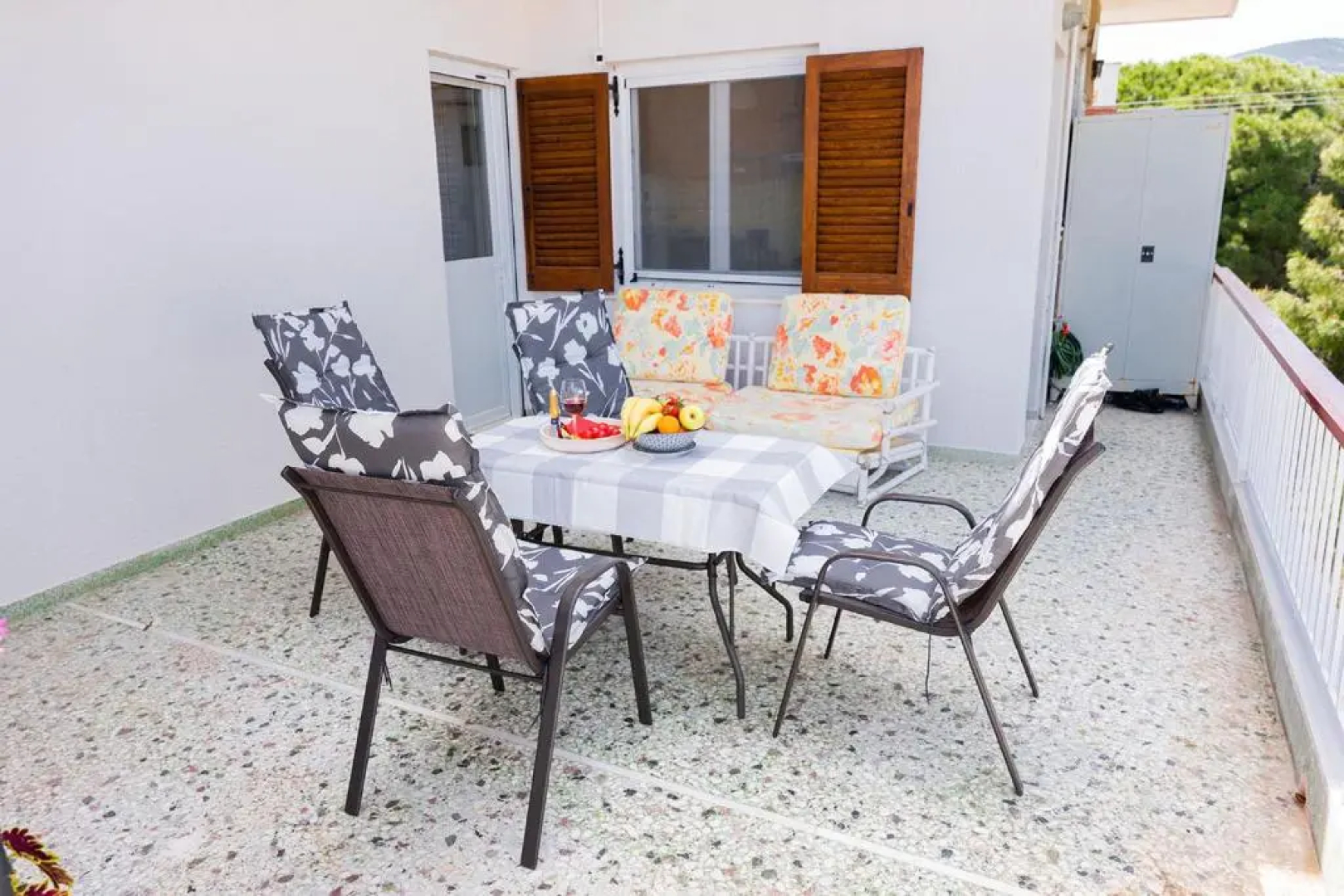 Lovely 1-bdrm condo, balconies 5 min walk to beach