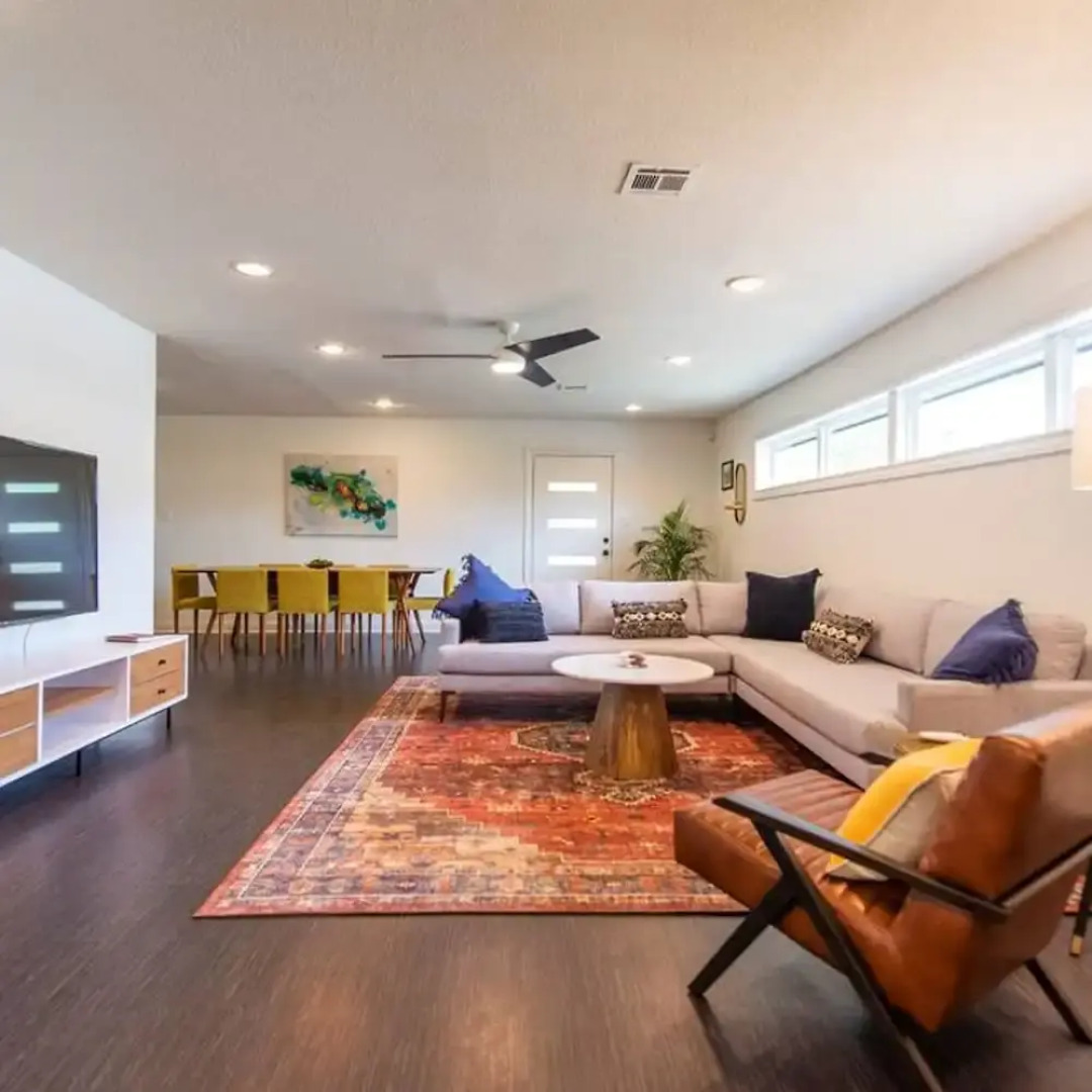 The Mod Poppy Large Home 10 Minutes From it all