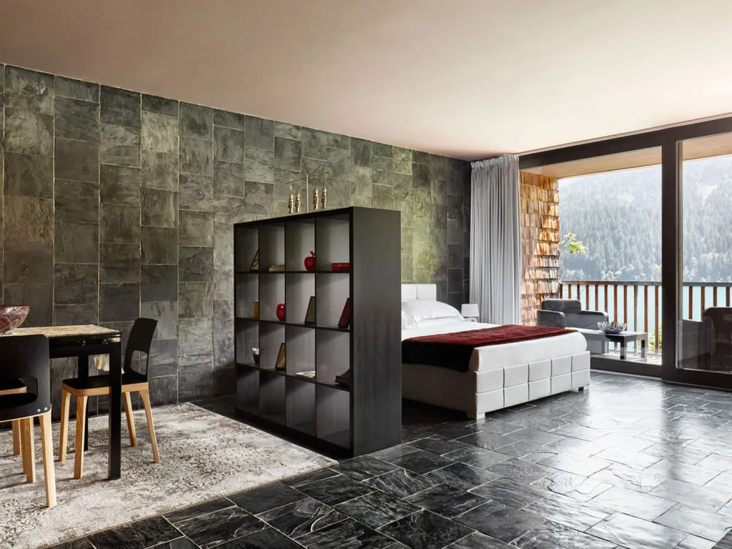 MAANJA Lake Front Suite and Restaurant