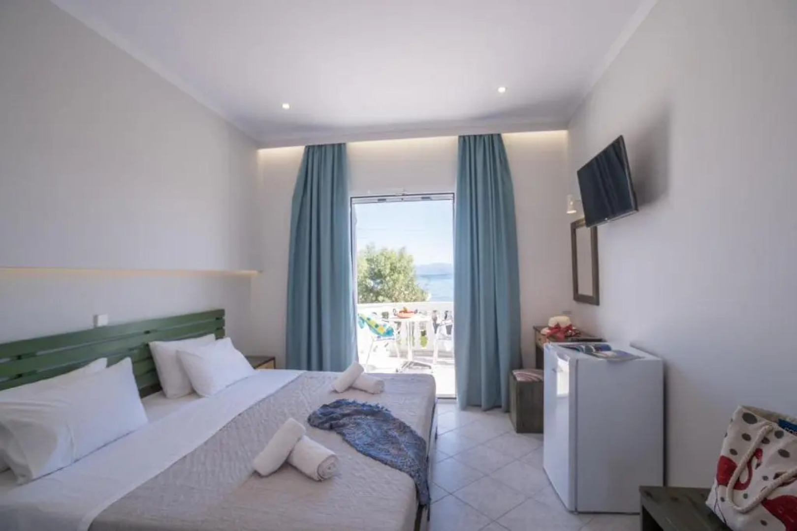 Christina Beachfront Rooms By Hotelius