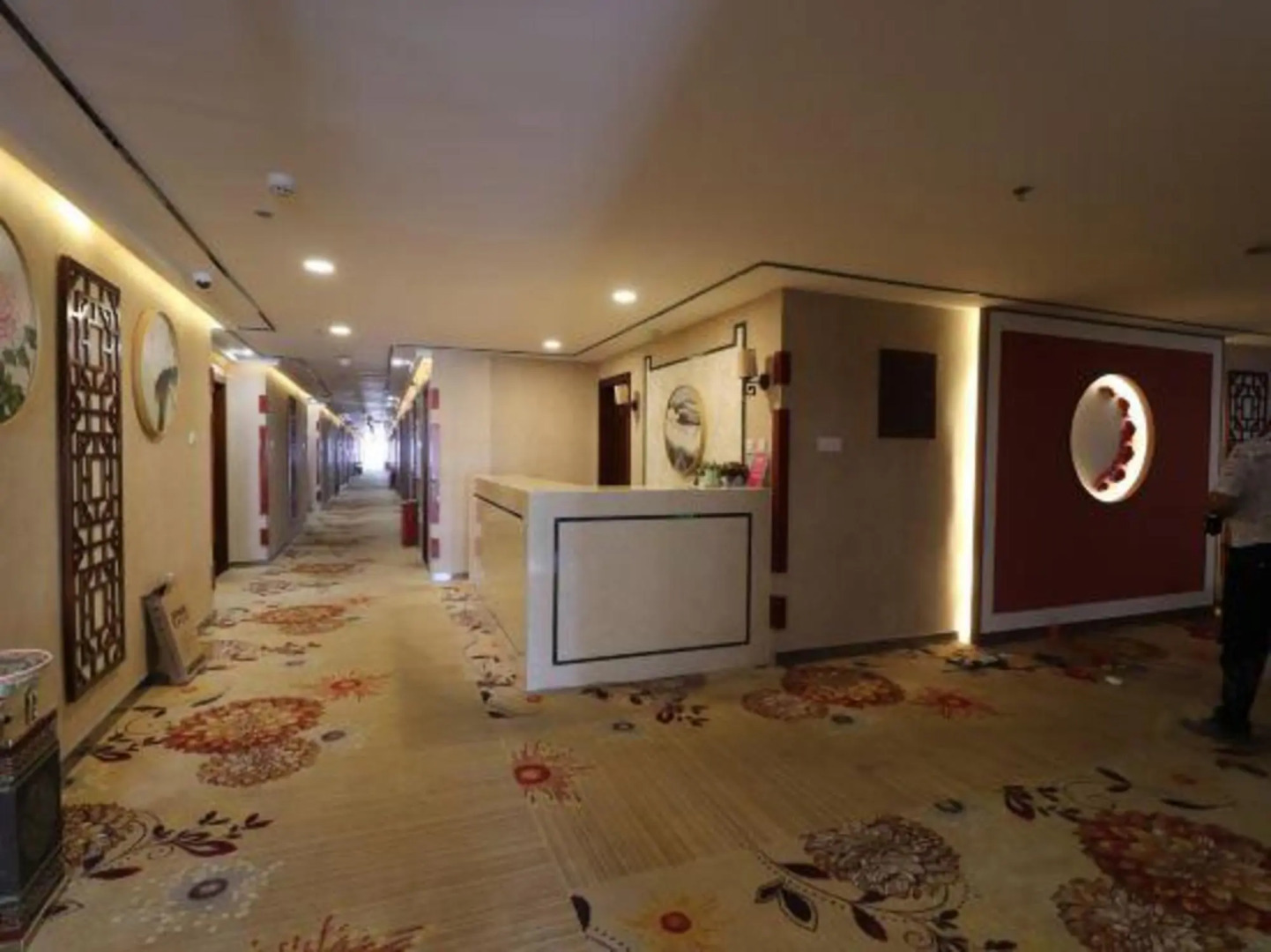 Junyue Baihe Theme Hotel
