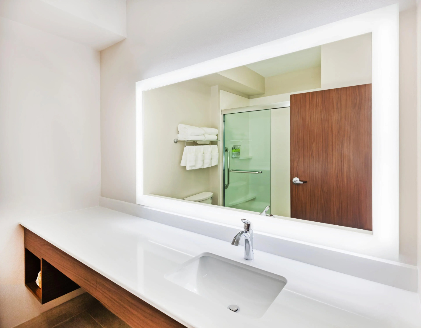 Holiday Inn Express & Suites Lenexa - Overland Park Area by IHG