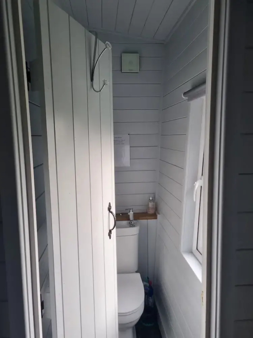 Glamping Hut - Riverview 3