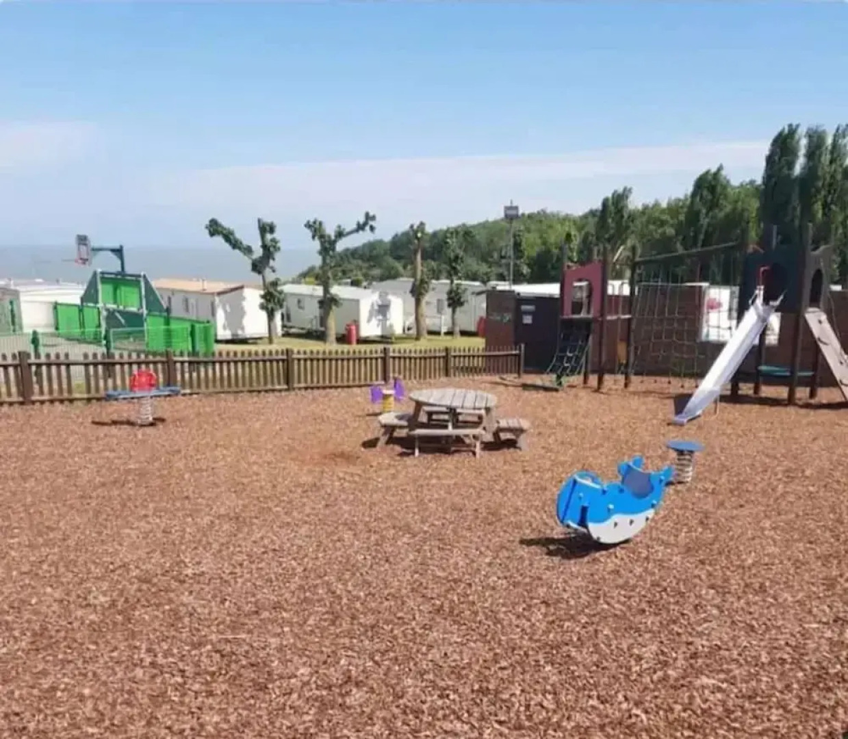 3-bed Cabin, Sleeps 6 With Pool & 5 Mins to Beach