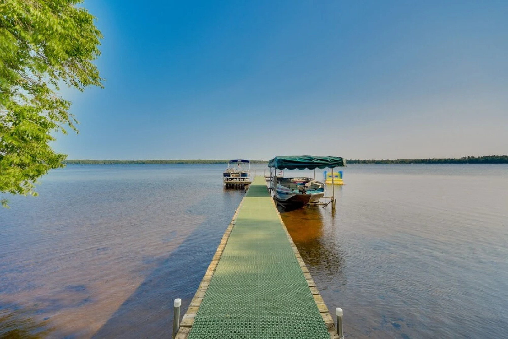 Lakefront Wisconsin Home - Deck, Fire Pit & Kayaks