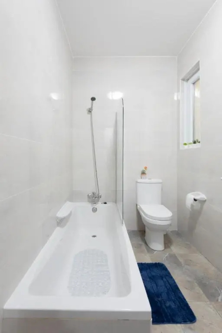 F5-3 Room 2 single beds shared bathroom in shared Flat