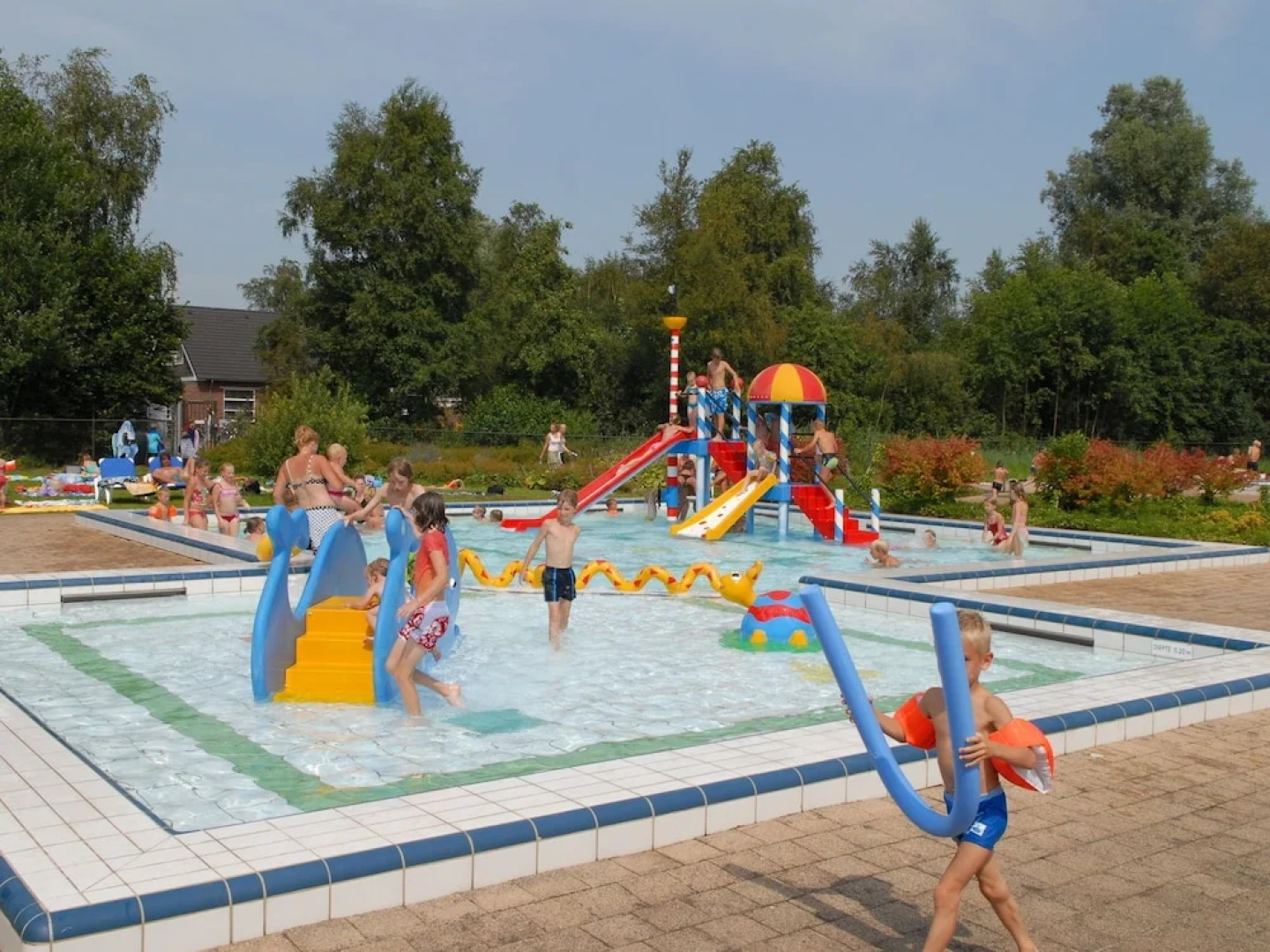 Detached bungalow with microwave and WiFi, within nature