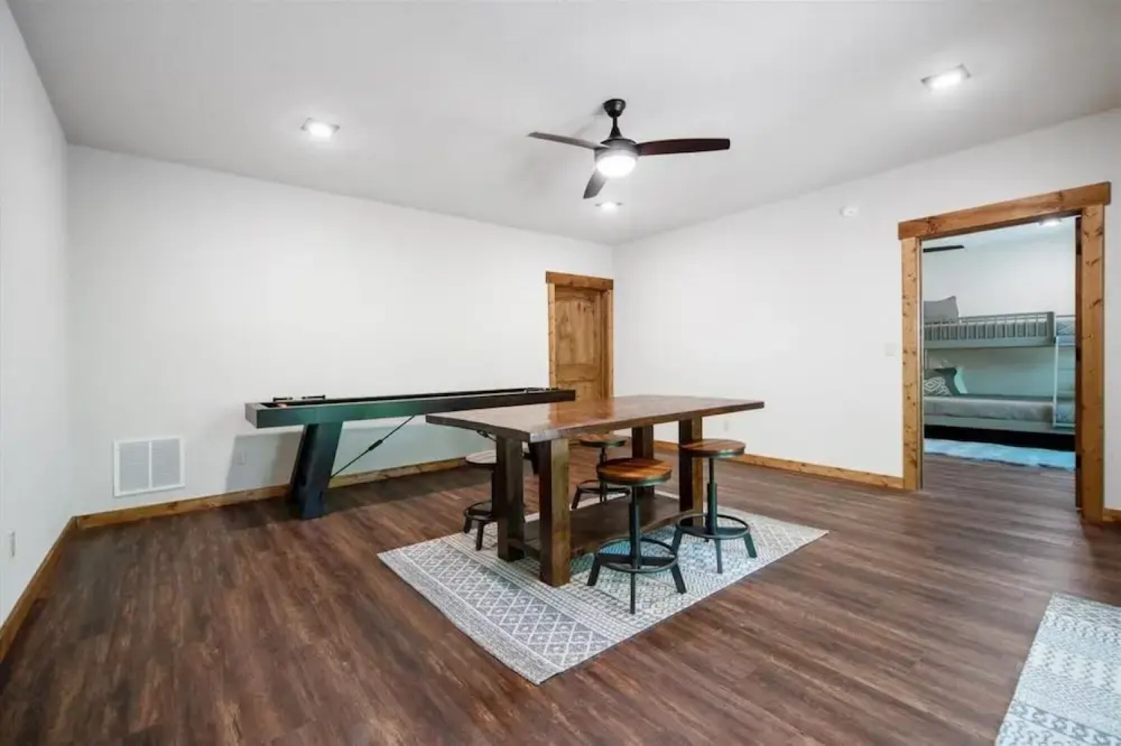 Bucks and Bunks - Brand new Cabin Come Relax or Watch TV Outside Fireplace