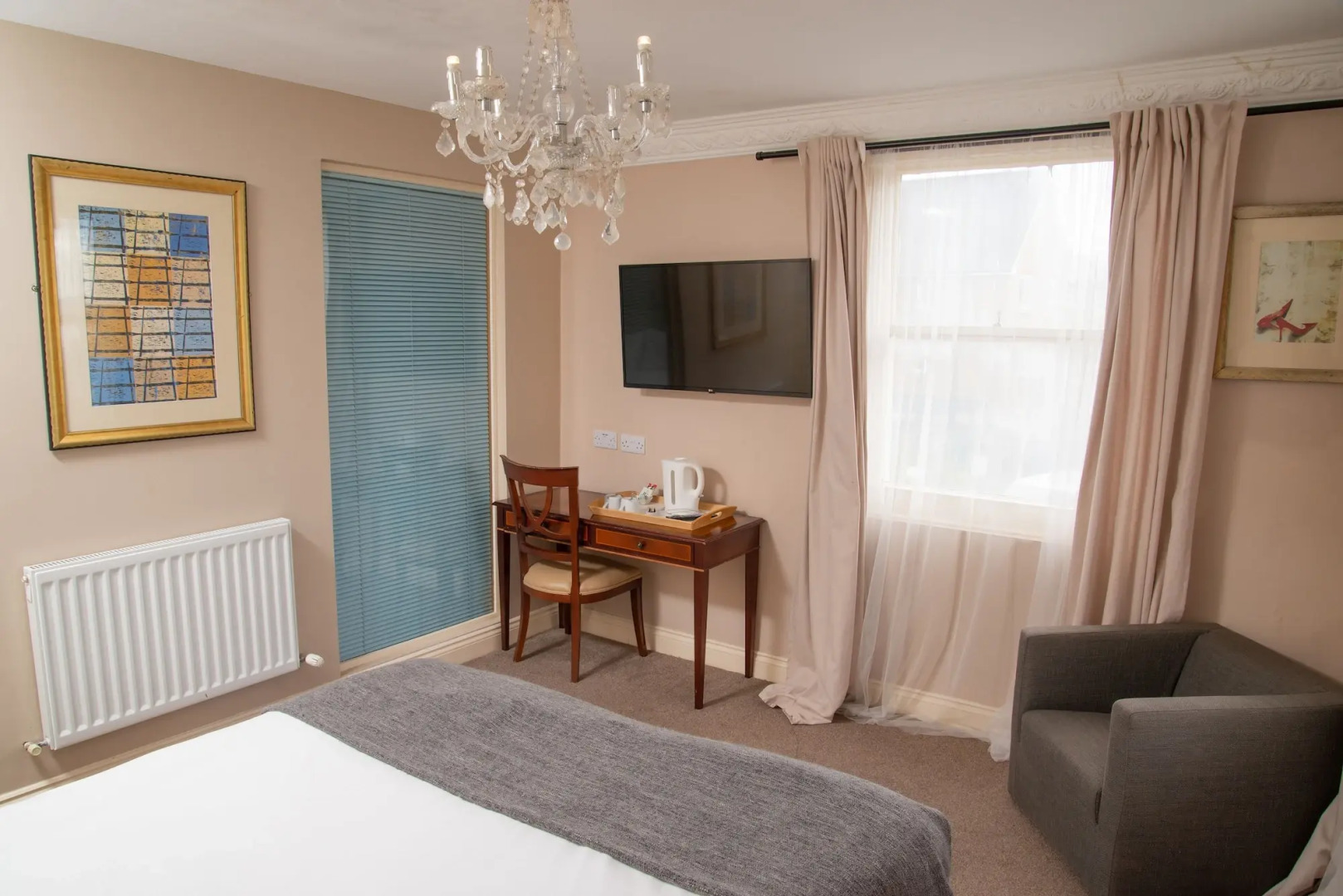 Royal Hotel, Bar & Grill