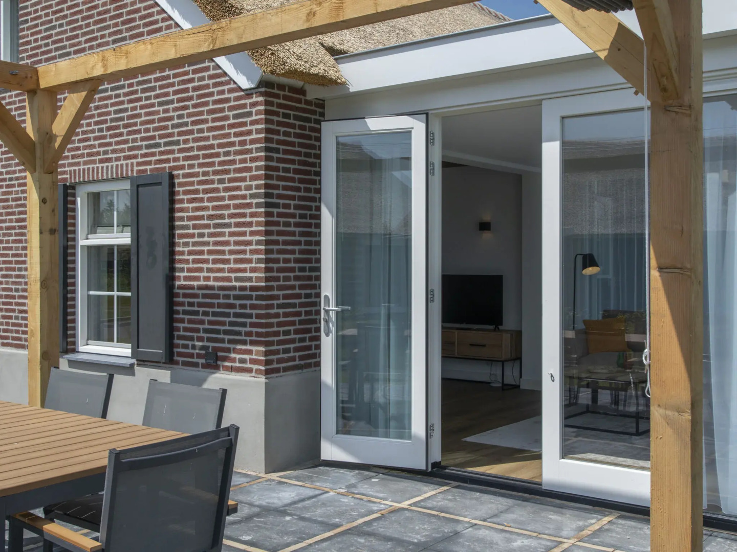 Thatched villa with two bathrooms, on a holiday park surrounded by nature