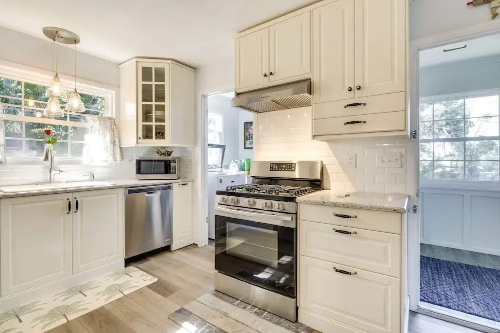 Walk to Lakes! Tropical Escape in Mount Dora