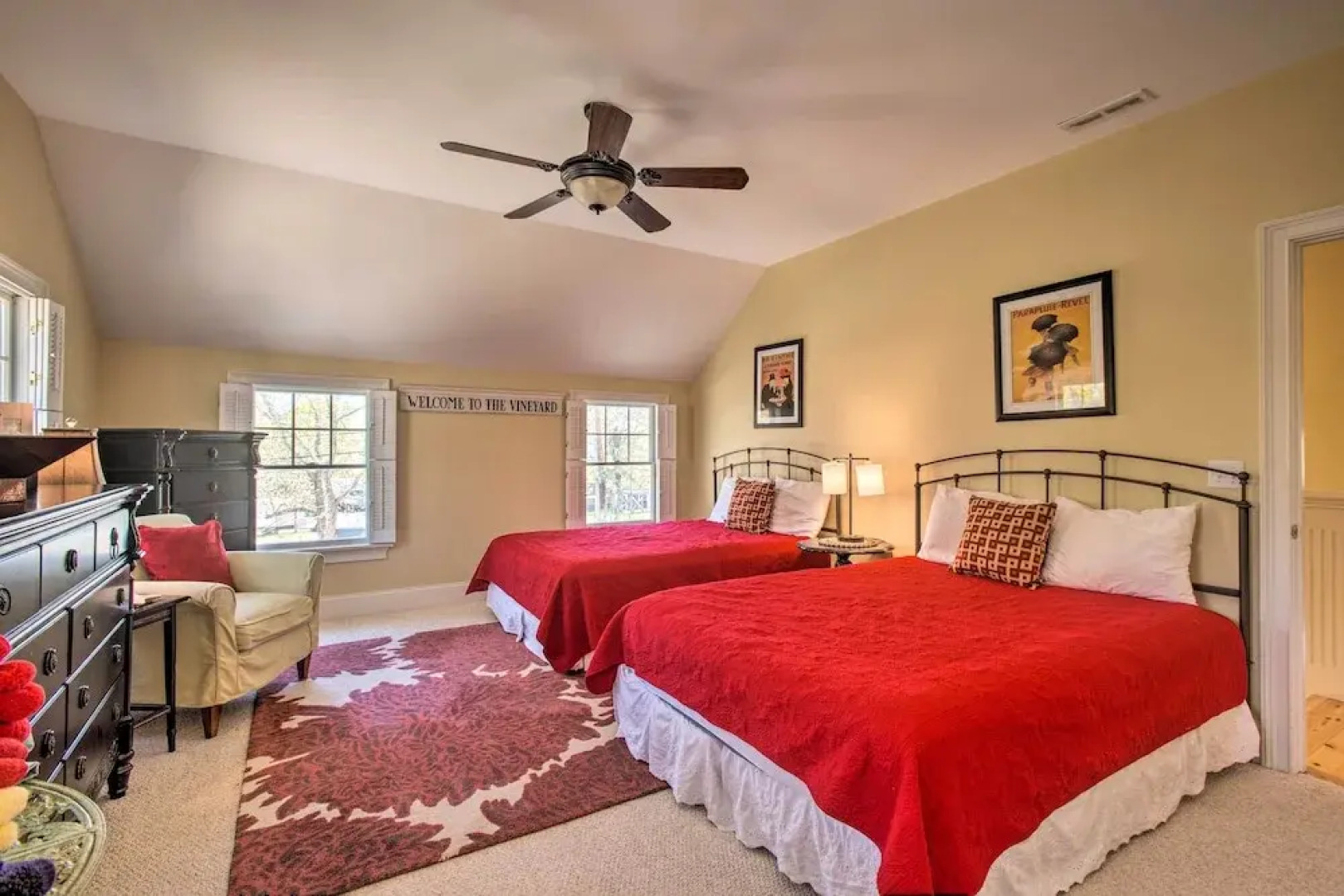 Traditional Martha's Vineyard Home w/ Porch & Yard