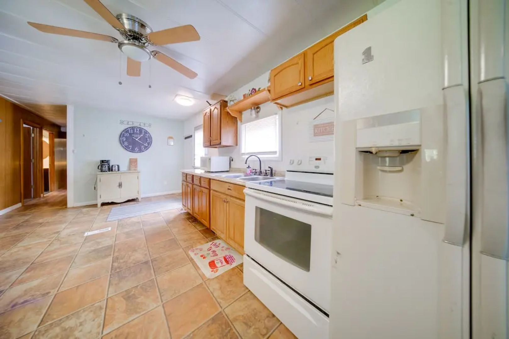 Cozy Geneva Home: Walk to Lake Erie & Main Strip!