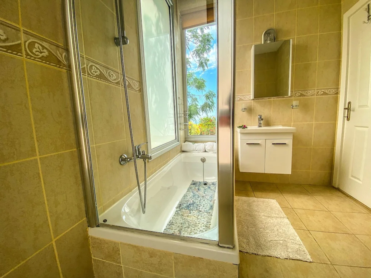 Sea Cliff villa, 4 beds, sleeps 2- 7, Free Wifi, Heated Pool option.