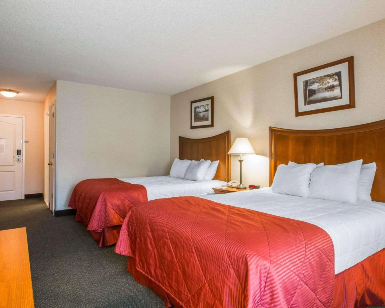 Clarion Inn & Suites at the Outlets of Lake George