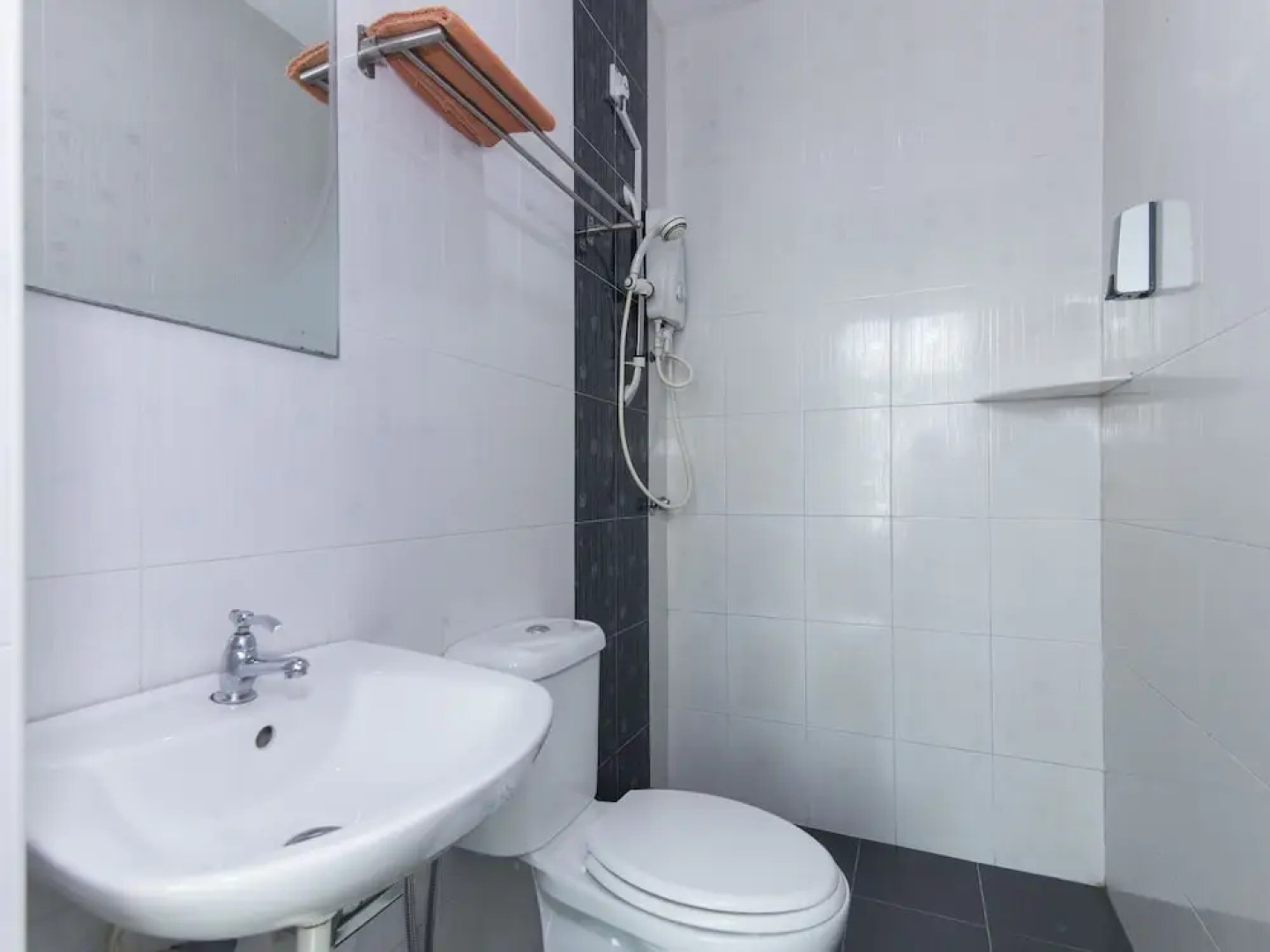 OYO 445 Charisma Hotel