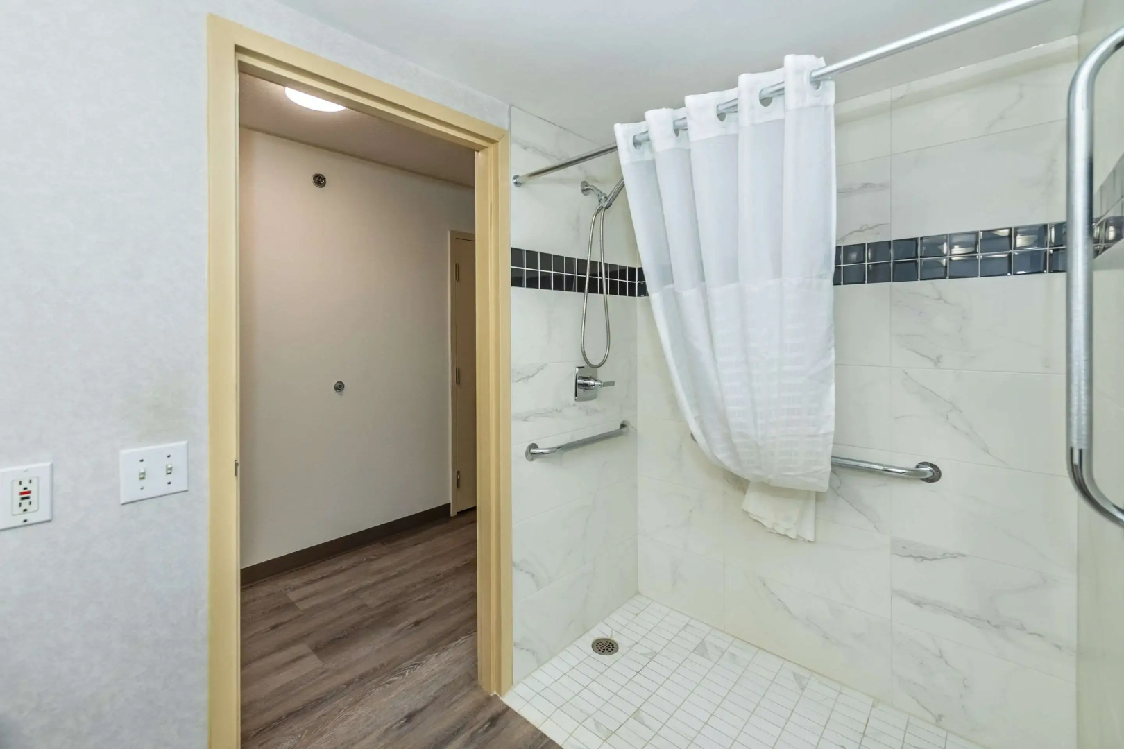 Lakeview Inn & Suites - Edson East