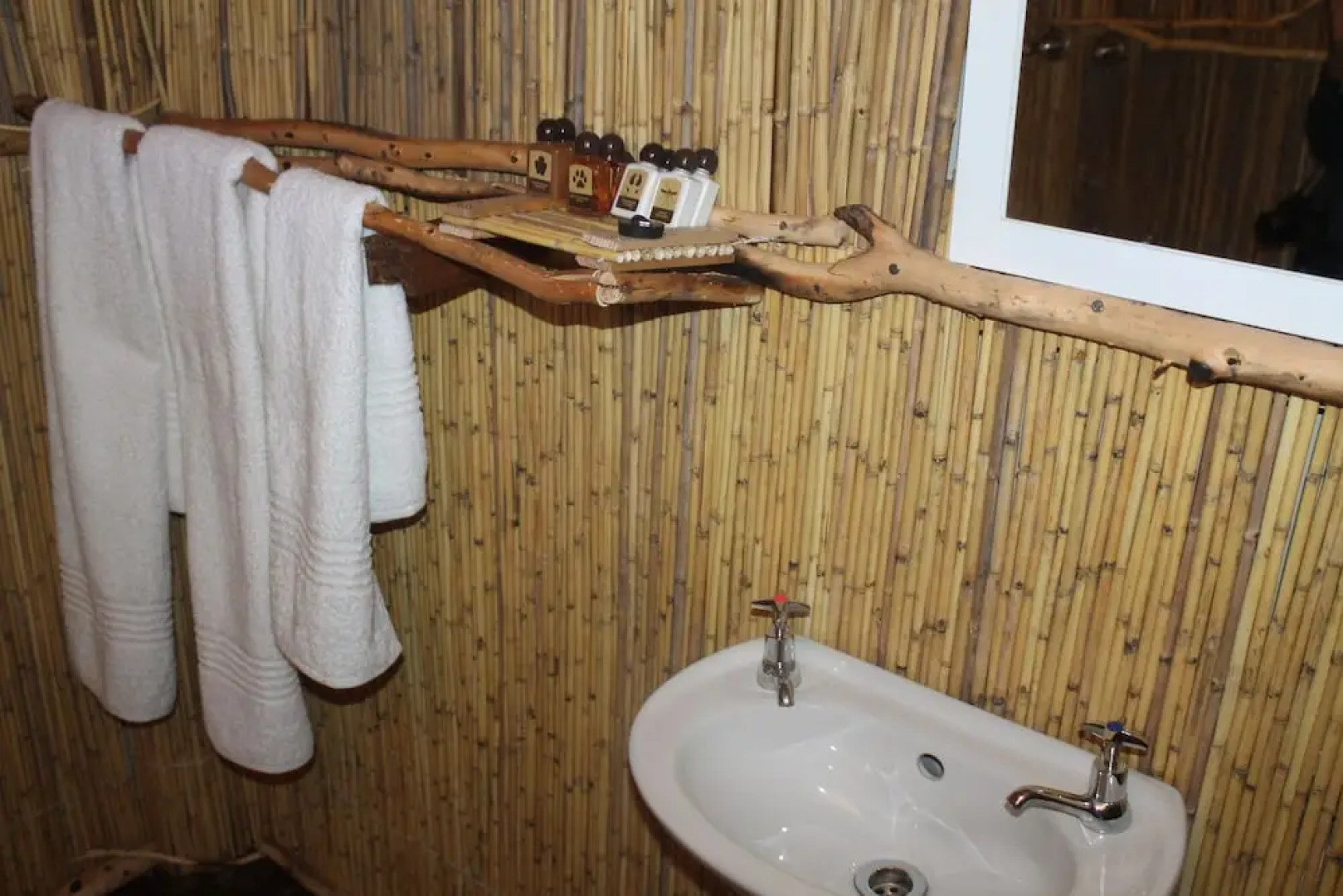 Dzibanana Lodge & Camping