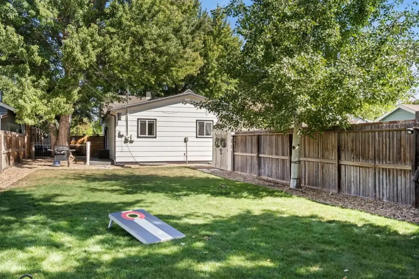 Windsor Farmhouse Family Fun, Yard & Fireplace