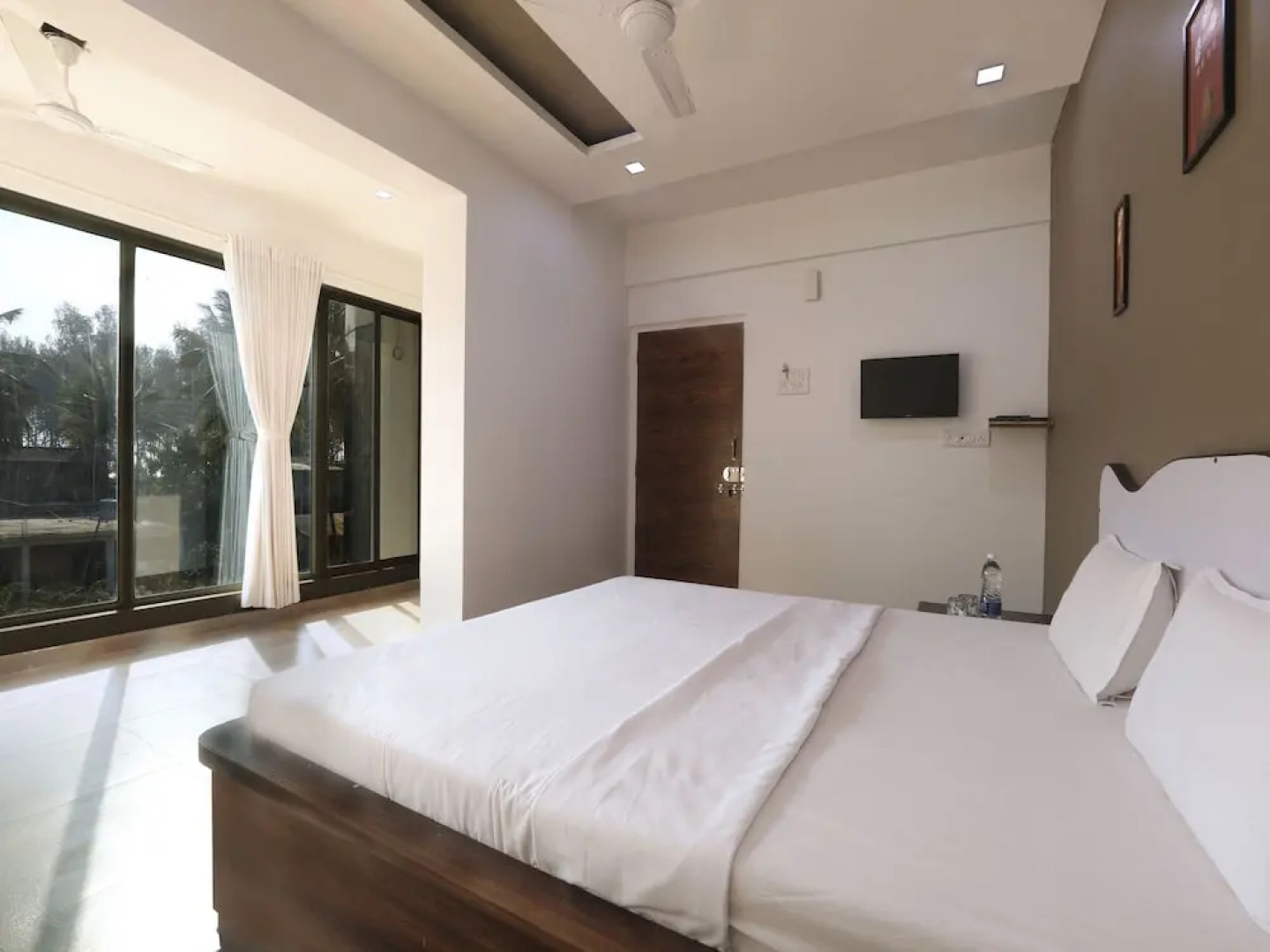 OYO 12817 White house beach resort