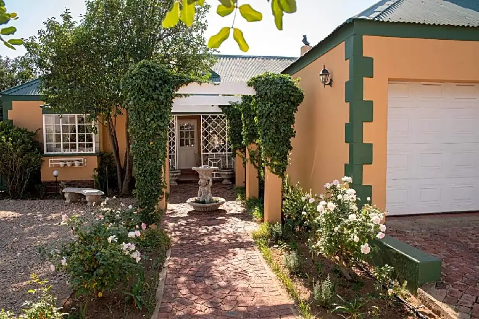 Roses And Pebbles B & B Guest House