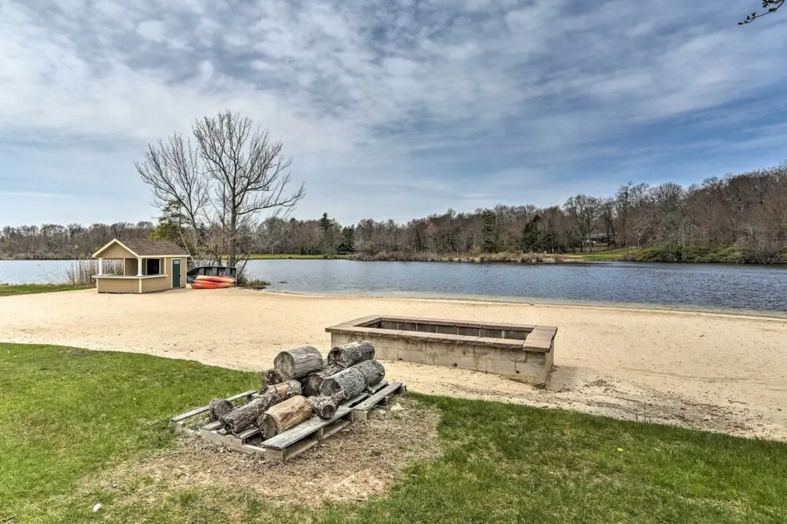 Tobyhanna Home w/ Hot Tub, Fire Pit, Deck + Grill!
