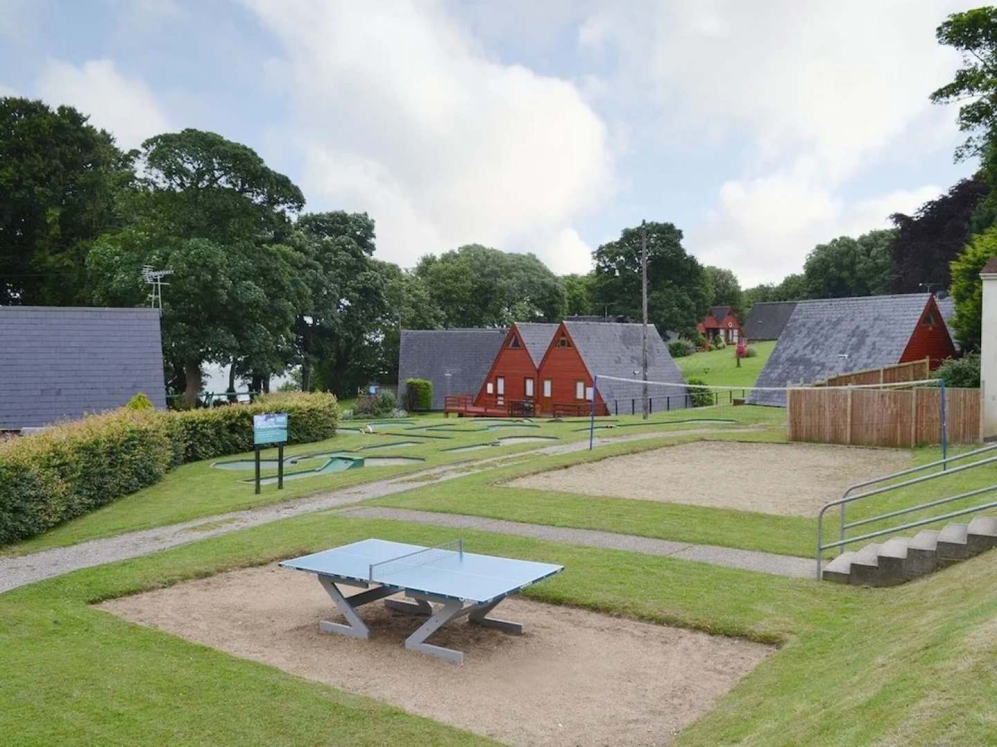 Chalet-sleeps6-parking-garden-pool